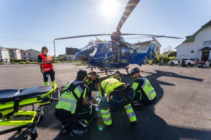 Rettungskräfte versorgen Verletzte im Rahmen der Grossübung «U TRAKTION»