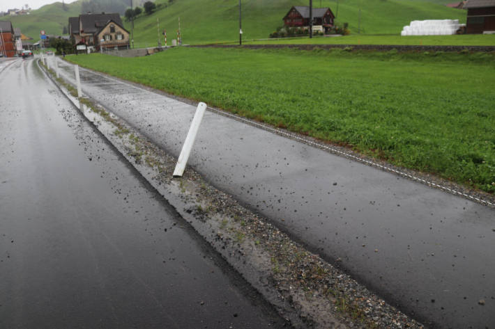 umgefahrener Strassenpfahl bei Gonten