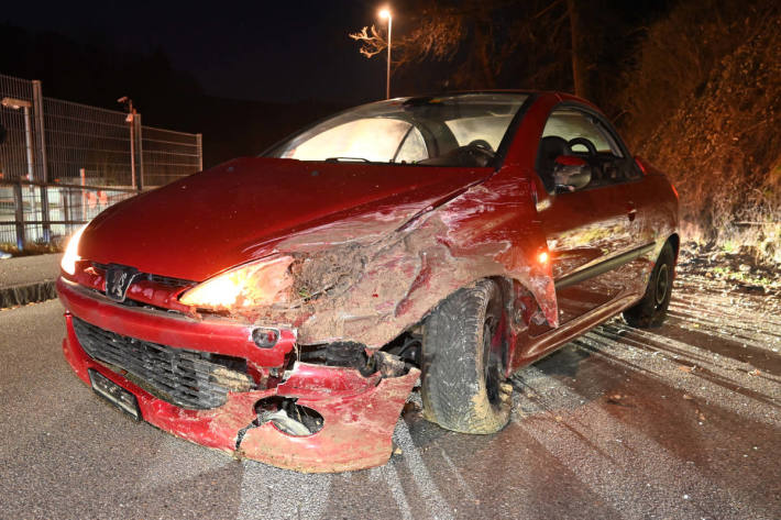 Fahrunfähig mit Auto Selbstunfall verursacht