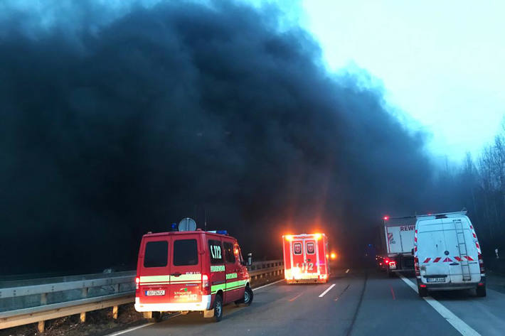 Aufgrund der Rauchausbreitung und den örtlichen Gegebenheiten war eine genaue Lokalisierung des brennenden PKW´s zunächst sehr schwierig