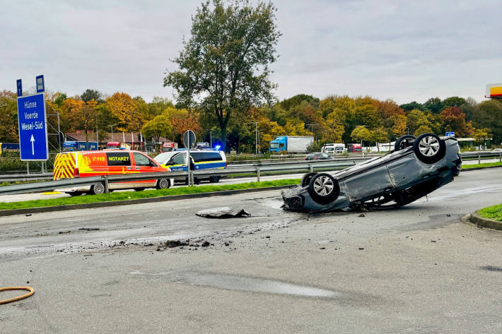 Der Unfall ereignete sich bei der Auffahrt auf einen Rastplatz.