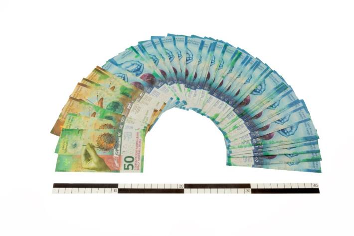 Fünf Personen kommen wegen Einbruchdiebstählen vor Gericht.