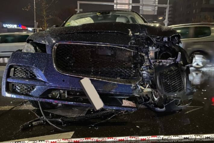 Das Auto wurde beim Unfall in Cham total zerstört.