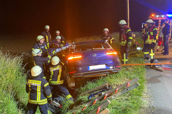 31 jähriger nach Wildunfall in Fahrzeug eingeschlossen in Goch Hülm