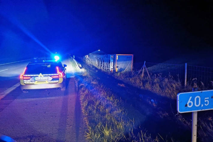 LKW verunfallt auf der BAB 19