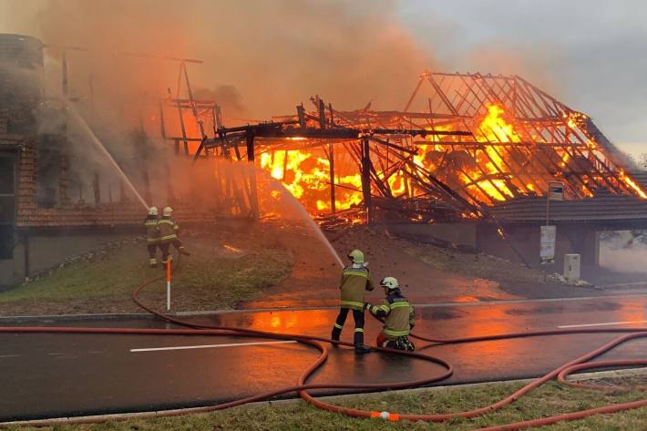 Oekonomiegebäude in Vollbrand