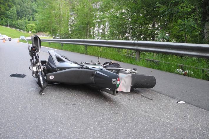 Der junge Motorradlenker verstarb noch auf der Unfallstelle in Vorderthal SZ.