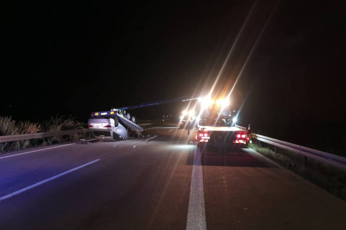 Vollsperrung der A38 aufgrund verunfalltem Fahrzeugtransporter