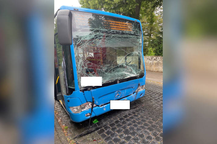 7 Kinder verletzt bei Unfall mit Schulbus in Meisenheim