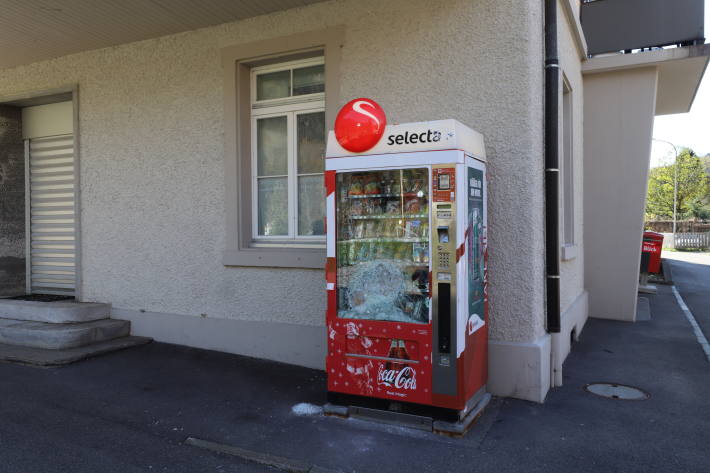 Selecta-Warenautomat aufgebrochen am Bahnhof Nidfurn-Haslen