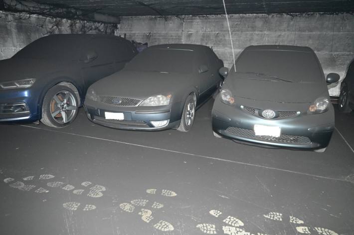 Durch Russ beschädigte Fahrzeuge