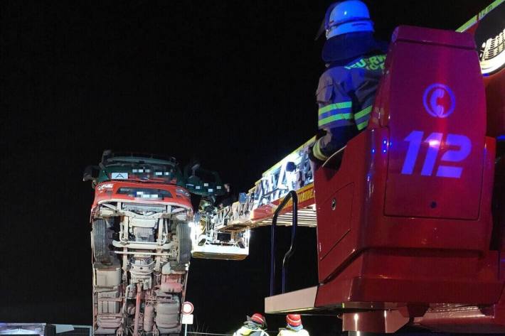 Mittels Drehleiter wurde der Fahrer befreit