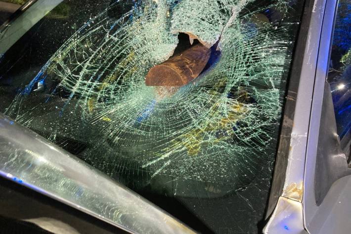 Verkehrsunfall - Holzpfosten verfehlt knapp den Kopf des Fahrers