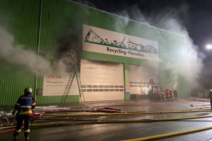 Brand eines Recyclinghofs in Reinach