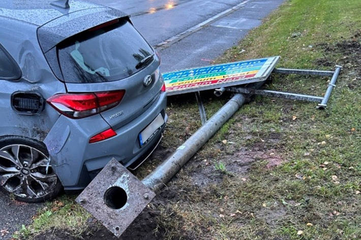 Der Fahrer stand unter Alkoholeinfluss, der Führerschein wurde ihm entzogen.