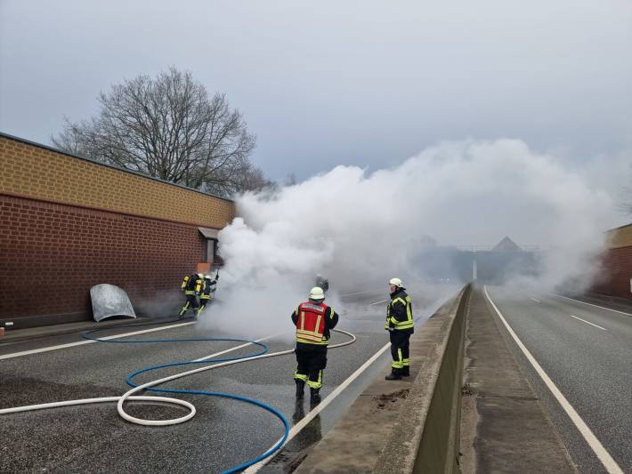 Fahrzeugbrand führt zu Verkehrsbehinderungen auf der A33