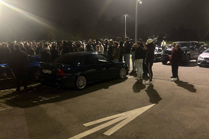 Getunte Fahrzeuge und viele Personen bei unbewilligtem Autotreffen in Kloten.