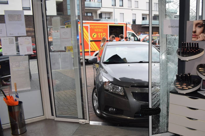 Auto landet in Apotheke in Hamminkeln