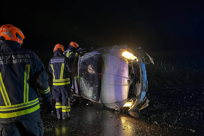 Der Lenker konnte sich selbst aus dem Fahrzeug befreien.