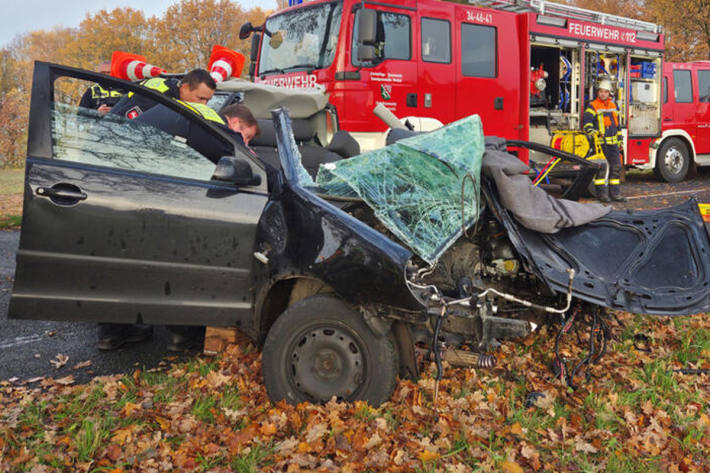 Der Fahrer wurde im Wrack eingeklemmt.