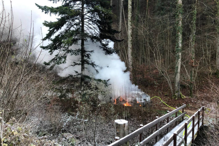 Räuber steckten ihr Fluchtfahrzeug nach Überfall in Oberdorf BL in Brand