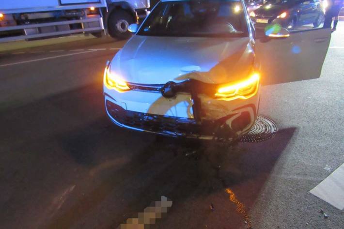 Der weiße VW Golf kollidierte in Haan beim Linksabbiegen mit einer Harley-Davidson