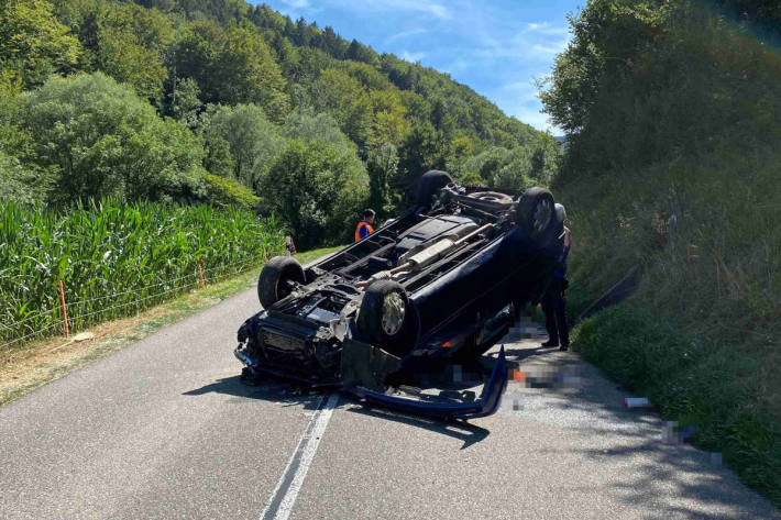 Auto überschlägt sich bei Unfall in Kleinlützel