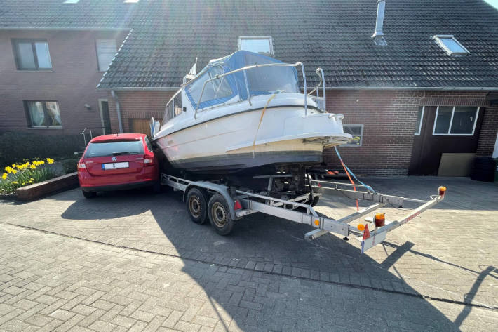 Bootstrailer mit Boot macht sich selbstständig 