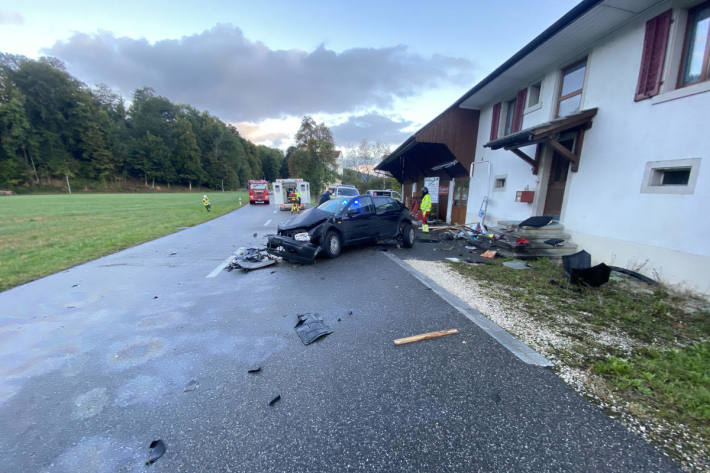 Lenker nach Unfall schwer verletzt