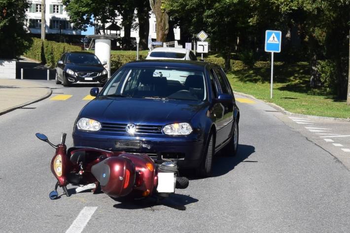 Der Lenker vom Roller verletzte sich beim Unfall in Heiden im Kanton Appenzell-Ausserrhoden.