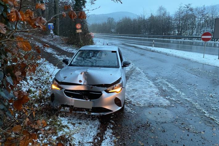 In Thayngen SH ist dieser Fahrer mit Sommerbereifung verunfallt.