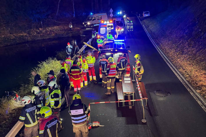 Der Lenker verstarb trotz Reanimation.