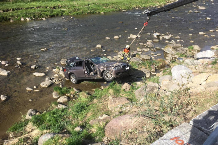 Auto landet in der Sihl