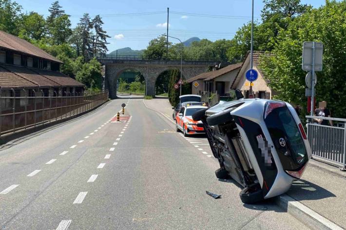 Der Toyota kippte beim Unfall auf die Seite