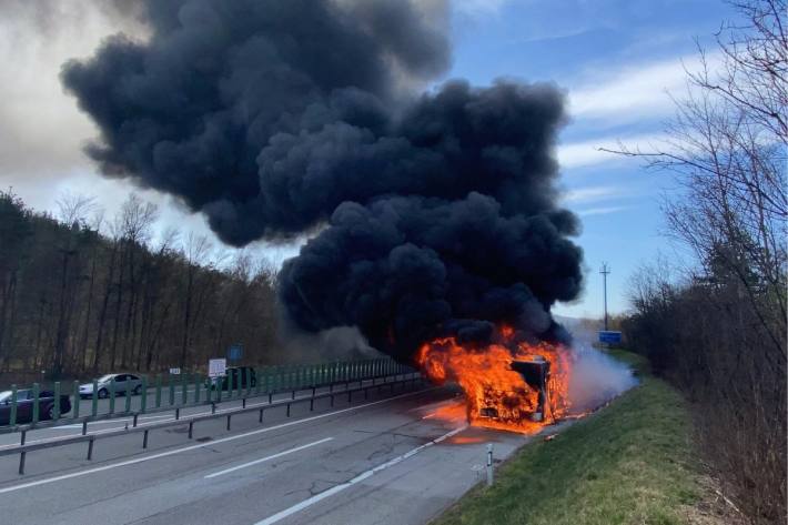 Ein Gelenkbus brannte heute bei Winterthur ZH auf der Autobahn A1.