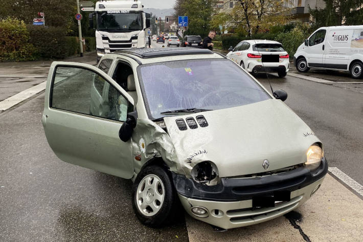 Kollision zwischen zwei Personenwagen  – zwei verletzte Personenund ein toter Hund