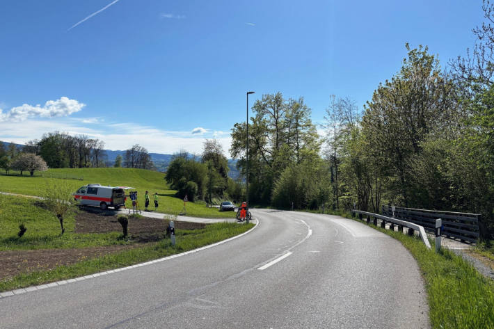 Die 63-jährige E-Bikerin musste mit einem Rettungshelikopter in ein Spital geflogen werden.