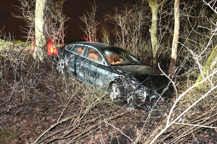 Mit Audi von der Strasse abgekommen und in mehrere Bäume gekracht