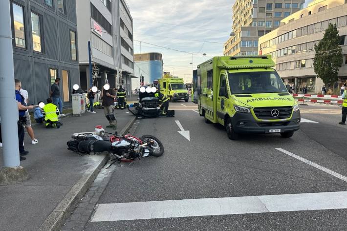 Zwei Personen wurden nach einem schweren Unfall in der Stadt Basel verletzt.