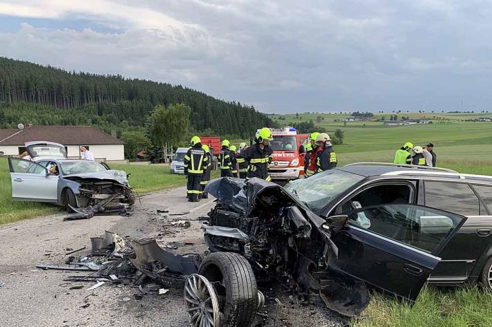 Pkw kollidierten frontal in Schenkenfelden