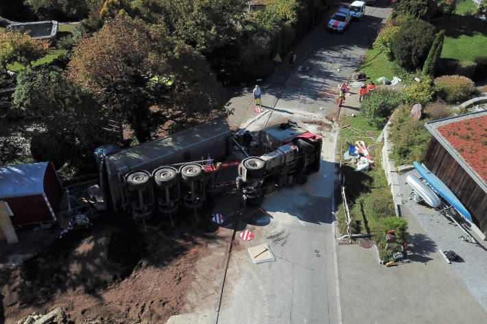 Lastwagen auf Baustelle umgekippt in Uetikon am See