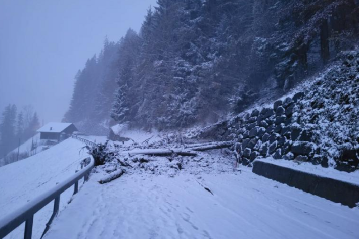 Ein Erdrutsch hat die Hauptstrasse Frutigen - Adelboden verschüttet