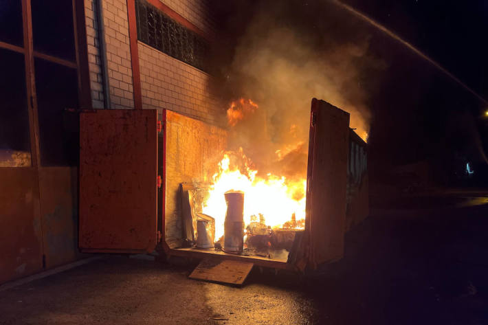 Brand in einer Abfallmulde