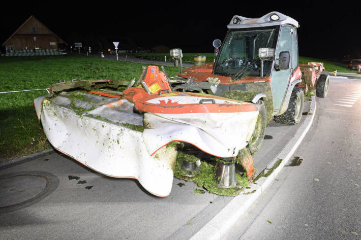 Eine Person bei Unfall zwischen Auto und landwirtschaftlichem Fahrzeug verletzt