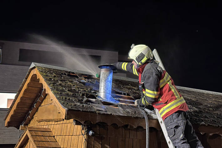 Das Feuer brach wegen Hitzeentwicklung im Dachbereich des Wagens aus.