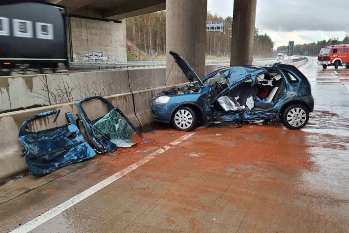 In Bad Fallingbostel wurde das Fahrzeug gegen die Mittelschutzplanke geschleudert und der 19-Jährige in seinem Auto eingeklemmt