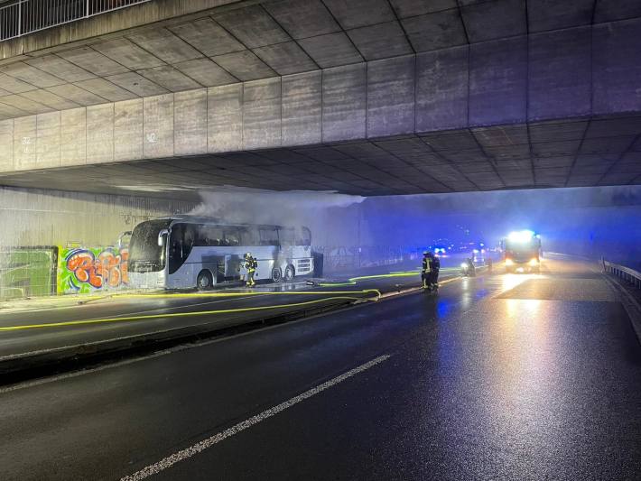 Reisebus in Flammen: Autobahn-Anschlussstelle Bonn-Poppelsdorf gesperrt