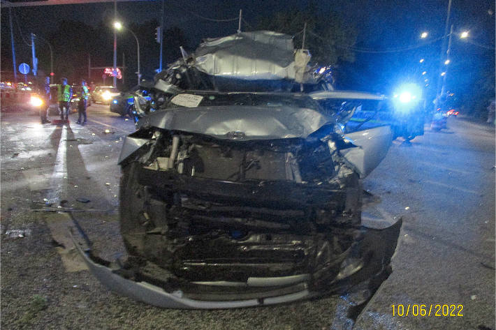 Auto rutscht vom Lkw auf die Fahrbahn in Bremerhaven