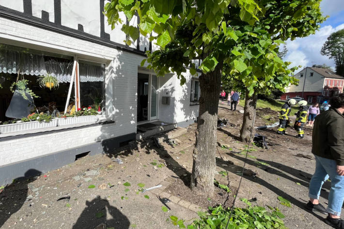 Wohnhaus durch Trümmerteile nach Unfall schwer beschädigt in Sprockhövel