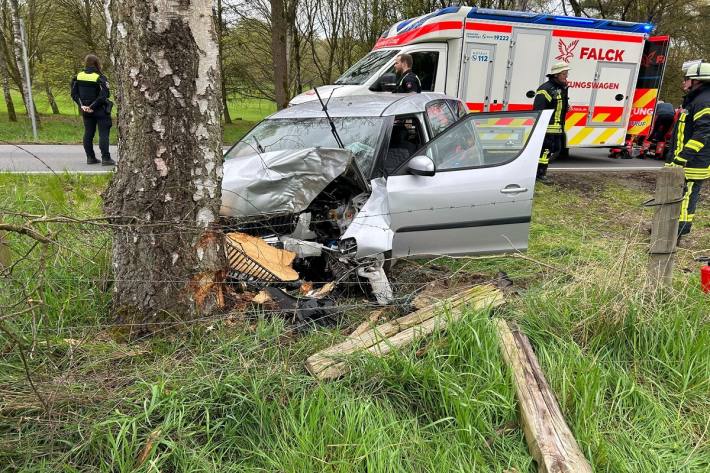 Das Auto prallte gegen einen Baum